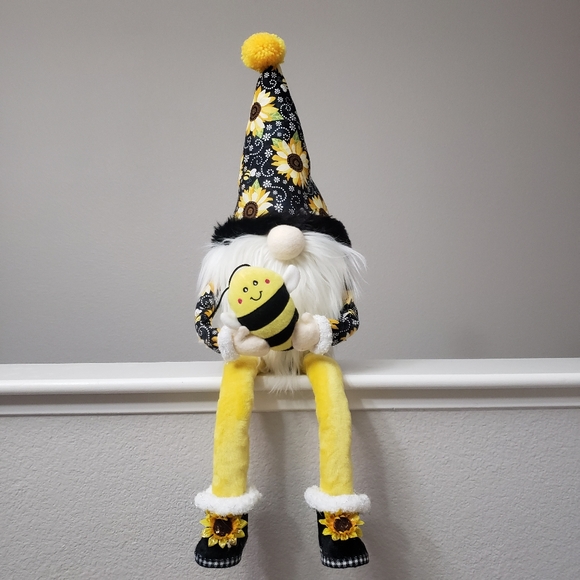 Bee decor Gnome w/stash compartment - Picture 7 of 11